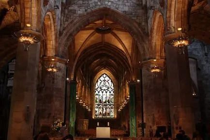 Edinburgh város és a fő látnivalók a leírások és fényképek