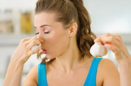 Как да се отървете от миризмата на чесън на ръцете си и в апартамента