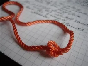 Как да се носят червен конец от уроки