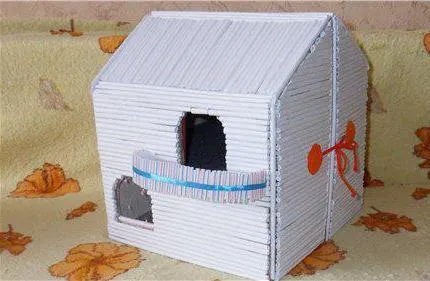 Hogyan készítsünk egy házat papír csövek