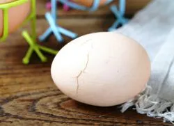 Főzni egy tojást, így azokat nem repedt