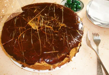 Cum de a decora un tort cu bomboane, caramel, ciocolată