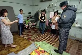 Hogyan kilakoltatására szomszéd tadzsik