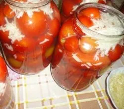 Консервирани домати с чесън рецепта за зимата, във вътрешността на доматите, покрити със сняг, вкусни, снимка,