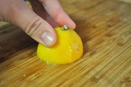 Як почистити кухонну дошку (лимон) Як почистити кухонну дошку