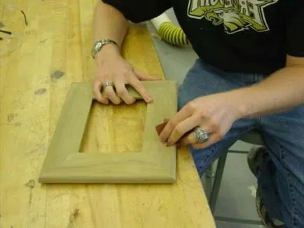 Майстор на дървени рамки с ръцете си за снимка или картина
