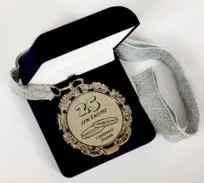 Медали на годишнината от родителите си, за да си купят медал за годишнина от сватбата