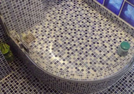 Padlólap mozaik tudjuk tenni a padlón a fürdőszobában a zuhany üveg, amely alá