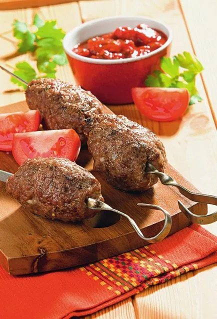 Pe foc deschis 10 feluri de mâncare din carne pentru un picnic