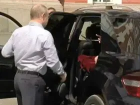 У мережі сперечаються з приводу «жінки в червоному» у автомобілі путина (мережі) У мережі сперечаються з приводу «жінки в червоному» у автомобілі путина