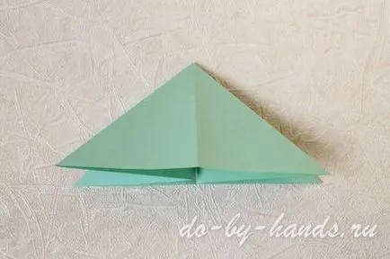 Origami béka kiugrott a papír