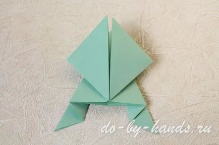 Origami béka kiugrott a papír