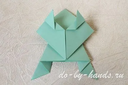 Origami béka kiugrott a papír