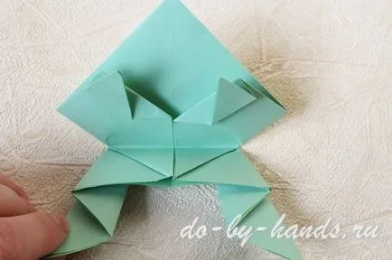 Origami béka kiugrott a papír