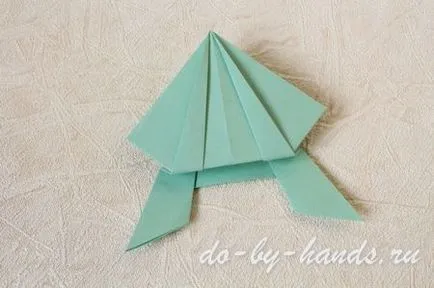 Origami béka kiugrott a papír