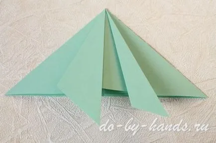 Origami béka kiugrott a papír