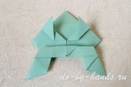 Origami béka kiugrott a papír