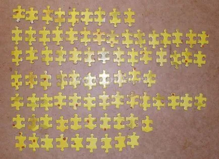 Imaginea de toamnă a puzzle-uri cu mâinile lor