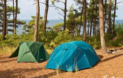 Vacanță Savage pe Marea Neagră cu un echipament de cort și camping