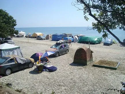 Vacanță Savage pe Marea Neagră cu un echipament de cort și camping