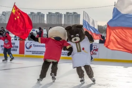 Хокей без кордонів спортсмениУкаіни і Китаю зіграли товариський матч на льоду прикордонної річки амур (спортсмени) Хокей без кордонів спортсмениУкаіни і Китаю зіграли товариський матч на льоду прикордонної річки амур