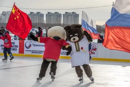 Хокей без кордонів спортсмениУкаіни і Китаю зіграли товариський матч на льоду прикордонної річки амур (спортсмени) Хокей без кордонів спортсмениУкаіни і Китаю зіграли товариський матч на льоду прикордонної річки амур