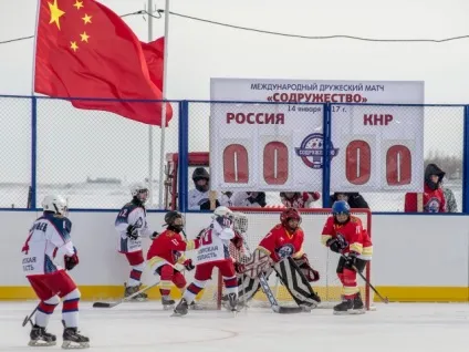 Хокей без кордонів спортсмениУкаіни і Китаю зіграли товариський матч на льоду прикордонної річки амур (Приамур'я) Хокей без кордонів спортсмениУкаіни і Китаю зіграли товариський матч на льоду прикордонної річки амур