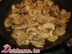 Паста з грибами та помідорами