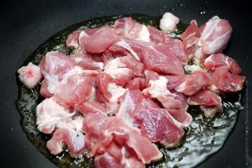 Паста с месо - свинско с юфка, пресни домати и билки
