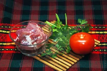 Паста с месо - свинско с юфка, пресни домати и билки
