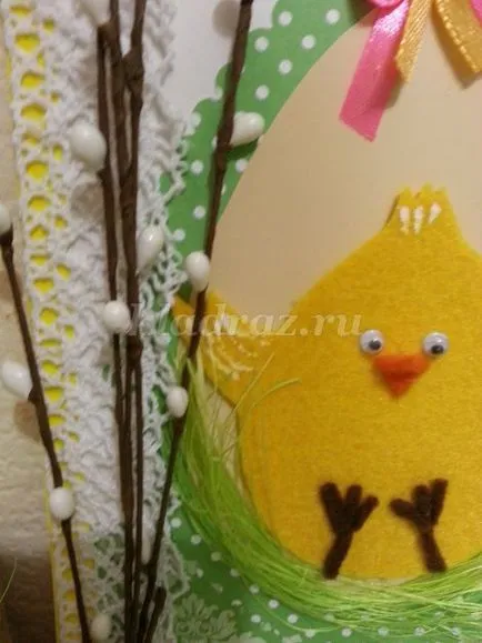Húsvéti üdvözlőlap egy csirkét a kezüket a gyermekek számára