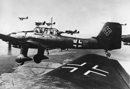 Пикиращ бомбардировач Ju-87 - един от символите Blitzkrieg - Военна Преглед