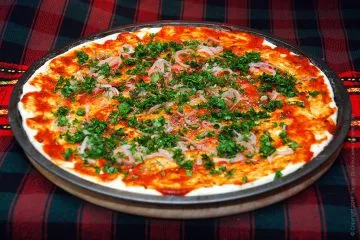 Pizza cu prosciutto - o rețetă simplă pentru pizza de casa cu sunca