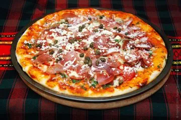 Pizza cu prosciutto - o rețetă simplă pentru pizza de casa cu sunca