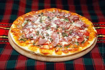 Pizza cu prosciutto - o rețetă simplă pentru pizza de casa cu sunca