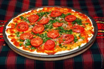 Pizza cu prosciutto - o rețetă simplă pentru pizza de casa cu sunca