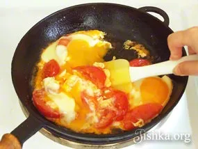 Яєчня з помідорами - кулінарний покроковий рецепт з фото