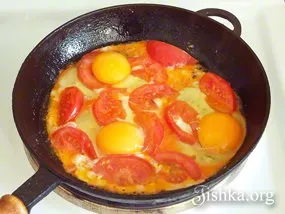 Яєчня з помідорами - кулінарний покроковий рецепт з фото