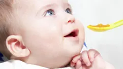 Kiegészítő koraszülött csecsemők táplálására havonta egy mesterséges, szoptatás