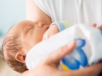 Kiegészítő koraszülött csecsemők táplálására havonta egy mesterséges, szoptatás