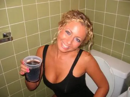 Пияни момичета осветени в банята (88 снимки)