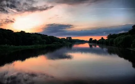 Hajnal a folyó fotó