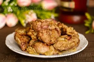 Рецепта пържени пилешки дробчета и лук