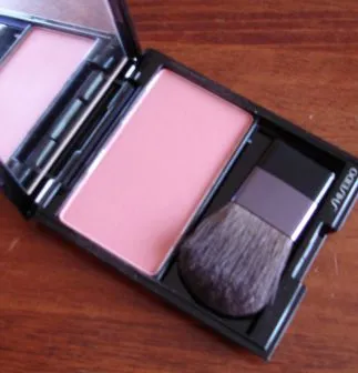 Blush cu o textura matasoasa și strălucire efect de culoare luminizing satinat fata de la Shiseido - comentarii,