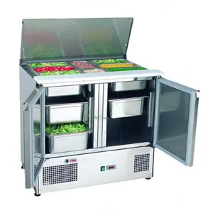 salata de bar, ca parte a echipamentului profesional de catering pentru depozitarea și prezentarea produselor alimentare