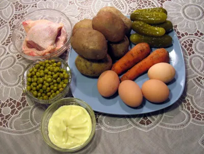 reteta Salata cu carne de pui sau cârnați cu instrucțiuni foto și video
