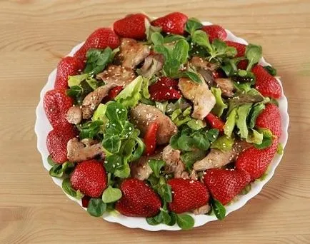 Salata de pui cu căpșuni