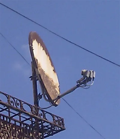 Self festett parabolaantenna