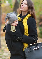 Boldog baba, mint visel egy baba felkötve, vagy hátizsák télen