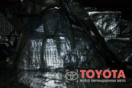 Hangszigetelés Toyota Corolla saját kezűleg